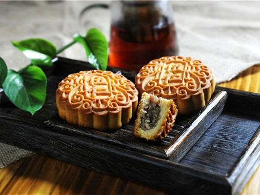 藍(lán)白食品月餅上市  丨 天上滿月，人間團(tuán)圓