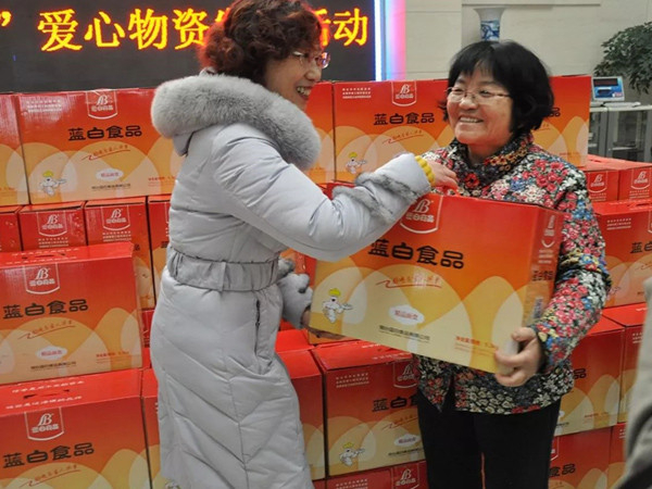 藍(lán)白饅頭寄深情 藍(lán)白食品向敬老院老人獻(xiàn)愛(ài)心